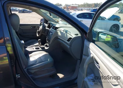 2014 Chevrolet Traverse Ls z USA, uszkodzony, nr VIN 1GNKRFKD0EJ155139